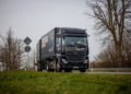 Truck von heute mit Technik von morgen: Bei der Verkehrsakademie Münsterland betrachtet man den neuen Actros auch als Instrument, um junge Leute nachhaltig für den Kraftfahrerberuf zu gewinnen. 

Today's truck with tomorrow's technology: At the Münsterland Transport Academy, the new Actros is also seen as an instrument to sustainably attract young people to the motoring profession.