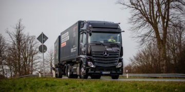 Truck von heute mit Technik von morgen: Bei der Verkehrsakademie Münsterland betrachtet man den neuen Actros auch als Instrument, um junge Leute nachhaltig für den Kraftfahrerberuf zu gewinnen.Today's truck with tomorrow's technology: At the Münsterland Transport Academy, the new Actros is also seen as an instrument to sustainably attract young people to the motoring profession.