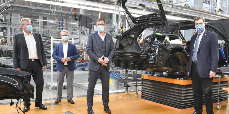 05/11/20
Photo
Markus Söder Visits Audi: Bavaria’s Minister President Impressed with Protective Measures

Picture from left: Achim Heinfling, Audi Ingolstadt plant manager, Peter Mosch, Chairman of the General Works Council of Audi, and Audi’s Chairman of the Board of Management, Markus Duesmann, explain the extensive measures being taken to protect the health of the employees in the production to Minister President Dr. Markus Söder