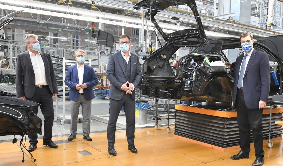 05/11/20
Photo
Markus Söder Visits Audi: Bavaria’s Minister President Impressed with Protective Measures

Picture from left: Achim Heinfling, Audi Ingolstadt plant manager, Peter Mosch, Chairman of the General Works Council of Audi, and Audi’s Chairman of the Board of Management, Markus Duesmann, explain the extensive measures being taken to protect the health of the employees in the production to Minister President Dr. Markus Söder