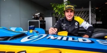 Fernando Alonso, new driver of Renault F1 for 2021, visits the Renault DP World F1 Team facilities in Viry-Chatillon, near Paris, France on September 23, 2020 - Photo Germain Hazard / DPPI