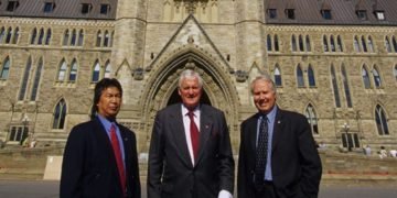 Former Prime Minister and former WWF-Canada Director John Turner (centre) with ex-NWT Premier Stephen Kakfwi (left) and WWF-Canada President Emeritus Monte Hummel (right) in Ottawa successfully lobbying for funding of the NWT Protected Areas Strategy. (© Monte Hummel)