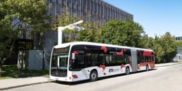 Mercedes-Benz eCitaro G with all-electric drive, four-door, exterior, white, 2 x electric hub motor, 2 x 125 kW, 2 x 485 Nm, 10 HV battery modules (Lithium-ion), 24 kWh per HV battery, Preventive Brake Assist, Sideguard Assist, LED headlamps, length/width/height: 18125 /2550/3400 mm, passenger capacity: 1/131.