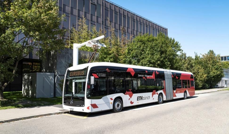 Mercedes-Benz eCitaro G with all-electric drive, four-door, exterior, white, 2 x electric hub motor, 2 x 125 kW, 2 x 485 Nm, 10 HV battery modules (Lithium-ion), 24 kWh per HV battery, Preventive Brake Assist, Sideguard Assist, LED headlamps, length/width/height: 18125 /2550/3400 mm, passenger capacity: 1/131.