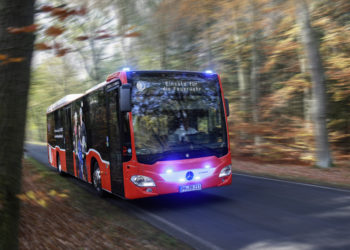 Mercedes-Benz Citaro LE Ü, Busunternehmen regiobus Potsdam Mittelmark GmbH Exterieur, rot, OM 936 mit 260 kW (354 PS), 7,7 L Hubraum, 6-Gang Automatikgetriebe, Sideguard Assist, LED-Scheinwerfer, Länge/Breite/Höhe: 12.135/2.550/3.120 mm 

Mercedes-Benz Citaro LE Ü, bus company regiobus Potsdam Mittelmark GmbH, exterior, red, OM 936 rated at 260 kW/354 hp, displacement 7.7 l, 6 speed automatic transmission, Sideguard Assist, LED headlamps, length/width/height: 12135/2550/312 0 mm