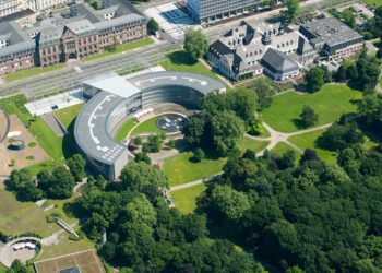 A bird's eye view shows how the Group headquarters building blends harmoniously into Carl Duisberg Park.