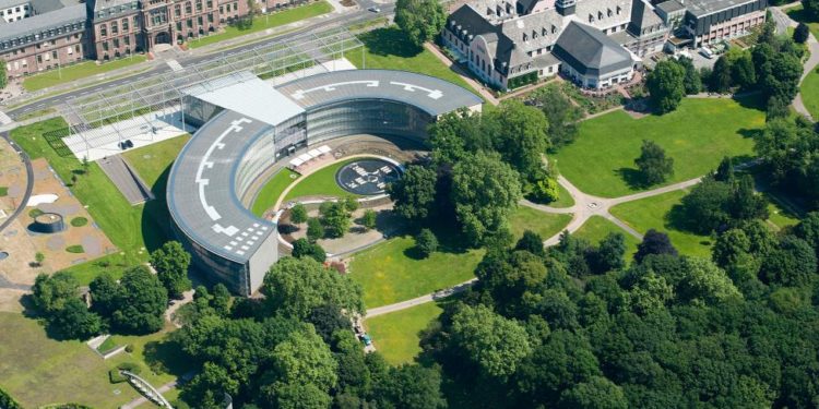 A bird's eye view shows how the Group headquarters building blends harmoniously into Carl Duisberg Park.