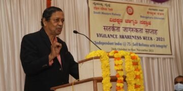 Santosh Hegde, Ex. Lokayukta, karnataka State addressing Staff and Officers of Bengaluru Division on 26.10.2021 on the occasion of observance of Vigilance Awareness Week