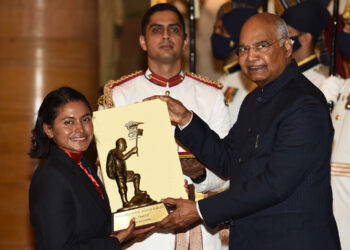 The President, Ram Nath Kovind presenting the Tenzing Norgay National Adventure Award, 2020 to Ms. Sheetal, in a glittering ceremony, at Rashtrapati Bhavan, in New Delhi on November 13, 2021.