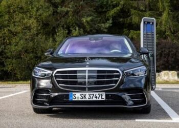 •  Mercedes-Benz S 580 e 4MATIC (combined fuel consumption, weighted: 1.0-0.7 l/100 km; combined CO2 emissions, weighted: 23-16 g/km; combined electric energy consumption, weighted: 25.5-21.9 kWh/100 km); exterior: onyx black, AMG Line; interior: leather exclusive macchiato beige/magma grey
•  combined fuel consumption, weighted: 1.0-0.7 l/100 km; combined CO2 emissions, weighted: 23-16 g/km; combined electric energy consumption, weighted: 25.5-21.9 kWh/100 km*