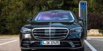•  Mercedes-Benz S 580 e 4MATIC (combined fuel consumption, weighted: 1.0-0.7 l/100 km; combined CO2 emissions, weighted: 23-16 g/km; combined electric energy consumption, weighted: 25.5-21.9 kWh/100 km); exterior: onyx black, AMG Line; interior: leather exclusive macchiato beige/magma grey
•  combined fuel consumption, weighted: 1.0-0.7 l/100 km; combined CO2 emissions, weighted: 23-16 g/km; combined electric energy consumption, weighted: 25.5-21.9 kWh/100 km*