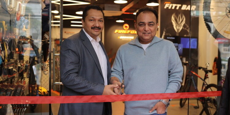 Sukanta Das - CEO, Firefox Bikes & Rohit Gothi - CEO, Hero Cycles at the store launch (FROM L-R)