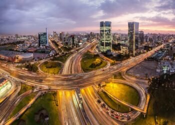Avenidas Javier Prado y Via Expresa en el distrito de San Isidro.