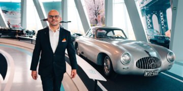 Interaktive Führung durch die Sonderausstellung „Faszination SL – seit 70 Jahren ein Traumwagen“: Museumsguide Lorenzo Santaniello gewährt am 15. und 22. November 2021 exklusive Einblicke in die SL-Sonderausstellung. (Fotosignatur der Mercedes-Benz Classic Archive: D765833)Interactive guided tour through the special exhibition “The fascination of the SL – a dream car for 70 years”: Museum guide Lorenzo Santaniello provides exclusive insights into the SL special exhibition on 15 and 22 November 2021. (Photo index number in the Mercedes-Benz Classic archive: D765833)