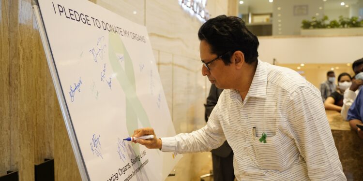 Dr Suresh Rao - Co- Director - Institute of Heart and Lung Transplant & Mechanical Circulatory Support, MGM Healthcare signing the pledge promise.