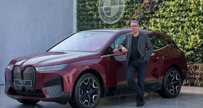 Mr. Vikram Pawah, President, BMW Group India with the BMW iX