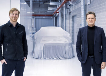 Austin Russell (links), Gründer und CEO von Luminar, zusammen mit Markus Schäfer (rechts), Mitglied des Vorstands der Daimler AG und der Mercedes-Benz AG, Chief Technology Officer verantwortlich für Entwicklung und Einkauf. 

Austin Russell (left), CEO and Founder of Luminar, together with Markus Schäfer (right), Member of the Board of Management of Daimler AG and Mercedes-Benz AG, Chief Technology Officer responsible for Development and Procurement.