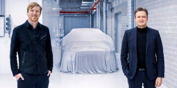 Austin Russell (links), Gründer und CEO von Luminar, zusammen mit Markus Schäfer (rechts), Mitglied des Vorstands der Daimler AG und der Mercedes-Benz AG, Chief Technology Officer verantwortlich für Entwicklung und Einkauf.Austin Russell (left), CEO and Founder of Luminar, together with Markus Schäfer (right), Member of the Board of Management of Daimler AG and Mercedes-Benz AG, Chief Technology Officer responsible for Development and Procurement.