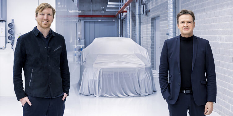 Austin Russell (links), Gründer und CEO von Luminar, zusammen mit Markus Schäfer (rechts), Mitglied des Vorstands der Daimler AG und der Mercedes-Benz AG, Chief Technology Officer verantwortlich für Entwicklung und Einkauf. 

Austin Russell (left), CEO and Founder of Luminar, together with Markus Schäfer (right), Member of the Board of Management of Daimler AG and Mercedes-Benz AG, Chief Technology Officer responsible for Development and Procurement.