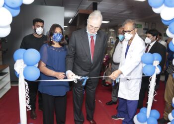 L-R: Dr. Kiran Mazumdar Shaw - Executive Chairperson and Founder, Biocon, Mr. John Shaw - Vice Chairman, Biocon and Dr. Devi Shetty - Founder and Chairman, Narayana Health while inaugurating the all new Hyperbaric oxygen therapy (HBOT) unit at Narayana Health City campus