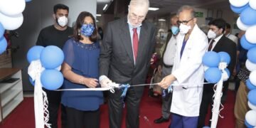 L-R: Dr. Kiran Mazumdar Shaw - Executive Chairperson and Founder, Biocon, Mr. John Shaw - Vice Chairman, Biocon and Dr. Devi Shetty - Founder and Chairman, Narayana Health while inaugurating the all new Hyperbaric oxygen therapy (HBOT) unit at Narayana Health City campus