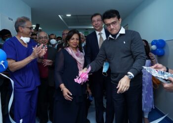 Mr. Sourav Ganguly, President of Board of Control for Cricket in India (BCCI) and Former National Cricket Team Captain in the presence of Mr. Sonjoy Chatterjee, Chairman and Chief Executive Officer of Goldman Sachs in India, Dr. Devi Prasad Shetty, Founder & Chairman, Narayana Health and Dr. Kiran Mazumdar Shaw, Executive Chairperson & Founder, Biocon inaugurating the 100 bed COVID ICU set up by Narayana Health in association with Goldman Sachs at Narayana Health City