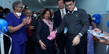 Mr. Sourav Ganguly, President of Board of Control for Cricket in India (BCCI) and Former National Cricket Team Captain in the presence of Mr. Sonjoy Chatterjee, Chairman and Chief Executive Officer of Goldman Sachs in India, Dr. Devi Prasad Shetty, Founder & Chairman, Narayana Health and Dr. Kiran Mazumdar Shaw, Executive Chairperson & Founder, Biocon inaugurating the 100 bed COVID ICU set up by Narayana Health in association with Goldman Sachs at Narayana Health City