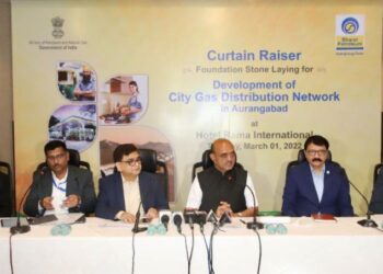 Mr. Santosh Nivendkar - State Level Co-ordinator (Oil Industry) Maharashtra, Mr. Pandiyan T.V. - Regional LPG Manager, West, Mr. Jain Sukhmal - Executive Director I/C (Gas), Dr. Bhagwat Karad - Minister of State, Ministry of Finance, Mr. Akhtar Syed Abbas - Chief General Manager (PR & Brand), Mr. P S Ravi - Executive Director I/C (RetaL