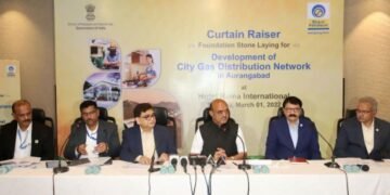 Mr. Santosh Nivendkar - State Level Co-ordinator (Oil Industry) Maharashtra, Mr. Pandiyan T.V. - Regional LPG Manager, West, Mr. Jain Sukhmal - Executive Director I/C (Gas), Dr. Bhagwat Karad - Minister of State, Ministry of Finance, Mr. Akhtar Syed Abbas - Chief General Manager (PR & Brand), Mr. P S Ravi - Executive Director I/C (RetaL