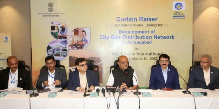 Mr. Santosh Nivendkar - State Level Co-ordinator (Oil Industry) Maharashtra, Mr. Pandiyan T.V. - Regional LPG Manager, West, Mr. Jain Sukhmal - Executive Director I/C (Gas), Dr. Bhagwat Karad - Minister of State, Ministry of Finance, Mr. Akhtar Syed Abbas - Chief General Manager (PR & Brand), Mr. P S Ravi - Executive Director I/C (RetaL