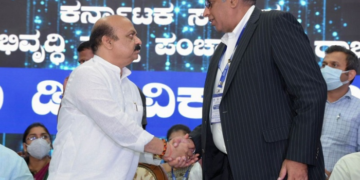 Chief Minister of Karnataka, Basavaraj Bommai and Alok Ohrie, President and Managing Director, Dell Technologies India at the launch event of Grama Digi Vikasana