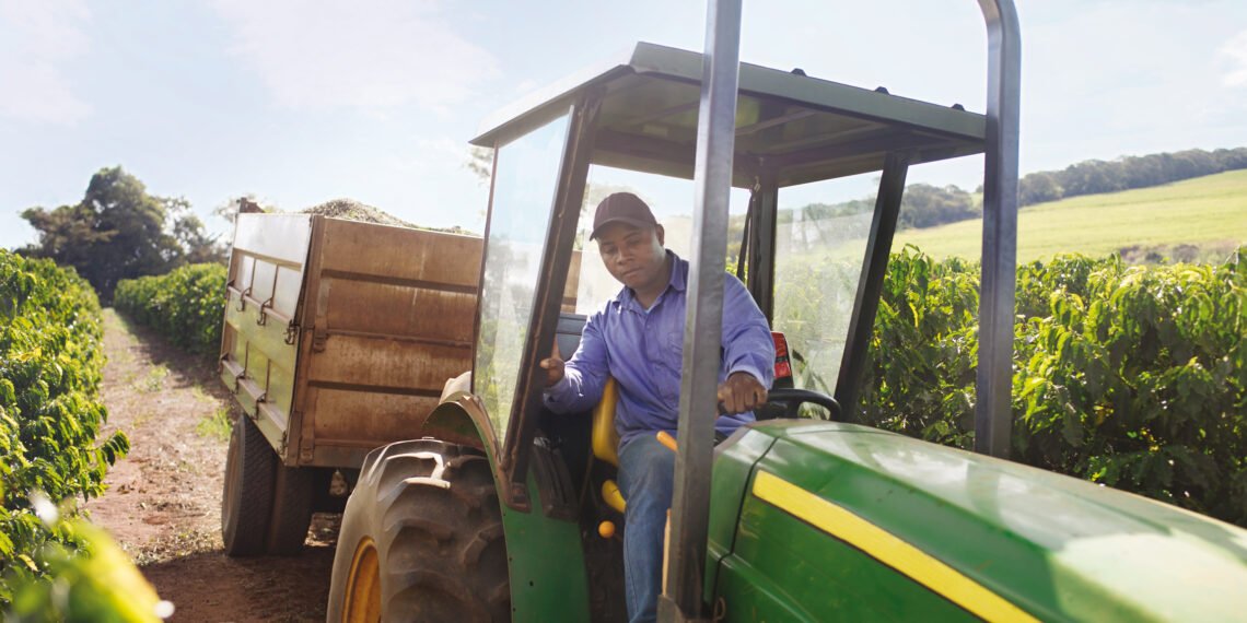 Many Brazilian coffee farmers participate in Bayer’s training programs, which provide technical advice and educational development and help the growers to achieve high-quality harvests.
------------------------------------
Viele Kaffeeanbauer in Brasilien nutzen die Trainingsprogramme von Bayer, die ihnen technische Unterstützung und Bildungsmöglichkeiten bieten, um möglichst hochwertige Ernten einzufahren.