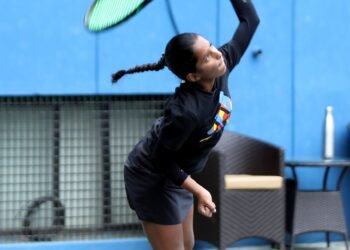 Karnataka’s Ahida Singh serves to her Tamil Nadu opponent Madhumitha Ramesh in the opening round of the Karnataka AITA Super Series U-16 at KSLTA here on Monday.