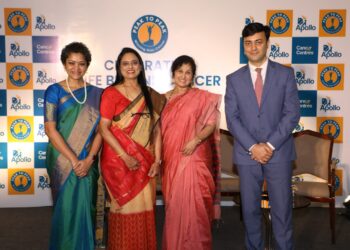 From left to right : Dr Rani A Bhat, Lead Surgeon Consultant – Gynec Oncology, Apollo Cancer Centres (ACC),  Dr. Jayanti S Thumsi, Lead Surgeon – Breast Oncology, ACC, Archana Hosangadi, cancer winner, and Dr Manish Mattoo, Chief Executive Officer, Karnataka Region