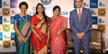 From left to right : Dr Rani A Bhat, Lead Surgeon Consultant – Gynec Oncology, Apollo Cancer Centres (ACC),  Dr. Jayanti S Thumsi, Lead Surgeon – Breast Oncology, ACC, Archana Hosangadi, cancer winner, and Dr Manish Mattoo, Chief Executive Officer, Karnataka Region