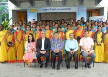 (Left to Right) Ms. Apurva Rathod, Group Head - Secretarial & CSR and Sustainability, Mr. Dinanath Dubhashi, Managing Director & CEO L&T Finance Holdings, Mr. Aloysius P. Fernandez, Chief Guest, Dr. S.S. Meenakshisundaram, Guest of Honour, and Mr. G.V. Krishnagopal, Executive Director, Access Livelihood Foundation along with the digital sakhis at the inauguration of Digital Sakhi Project in Karnataka today