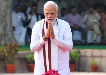PM paying homage at the Samadhi of the former Prime Minister, Shri Lal Bahadur Shastri, at Vijay Ghat, in Delhi on October 02, 2022.