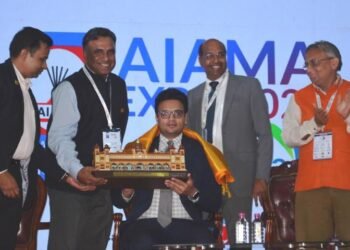 Arjun Ranga, President AIAMA felicitating Yaduveer Krishnadatta Chamaraja Wadiyar, Maharaja of Mysore