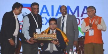 Arjun Ranga, President AIAMA felicitating Yaduveer Krishnadatta Chamaraja Wadiyar, Maharaja of Mysore