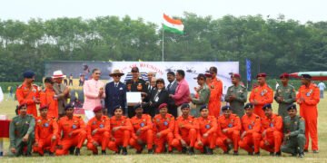 Lt Gen Manoj Kumar Singh Yadav, SM, DGST & Sr Col Comdt, Corps of ASC felicitating the Microlight expedition team on the occasion of 11th Re-Union & 262nd Corps Day of Army Service Corps in Bengaluru on 09 Dec 2022.