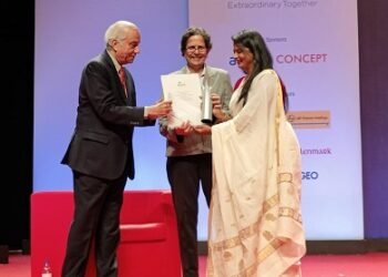 Justice B N Srikrishna, Former Judge, Supreme Court of India along with Dr. Rupa Rege Nitsure, Group Chief Economist, L&T Financial Services presenting the award to Ms. Sonali Shinde, Saam TV, winner of Business and Economy category (television/video) at the RedInk Awards, organised by Mumbai Press Club