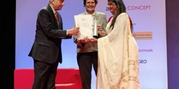 Justice B N Srikrishna, Former Judge, Supreme Court of India along with Dr. Rupa Rege Nitsure, Group Chief Economist, L&T Financial Services presenting the award to Ms. Sonali Shinde, Saam TV, winner of Business and Economy category (television/video) at the RedInk Awards, organised by Mumbai Press Club