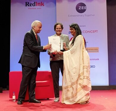 Justice B N Srikrishna, Former Judge, Supreme Court of India along with Dr. Rupa Rege Nitsure, Group Chief Economist, L&T Financial Services presenting the award to Ms. Sonali Shinde, Saam TV, winner of Business and Economy category (television/video) at the RedInk Awards, organised by Mumbai Press Club