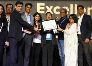 UKG Team receiving the Excellence award for Diversity and Inclusion at the 2022 Annual Conference & Expo of SHRM India in New Delhi