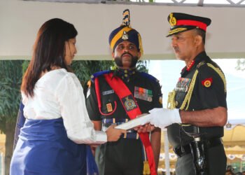 Lt Gen Manoj Kumar Singh Yadav, DGST & Sr Col Comdt, Corps of ASC felicitating Veer Naris on the occasion of 11th Re-Union & 262nd Corps Day of Army Service Corps in Bengaluru on 08 Dec 2022.