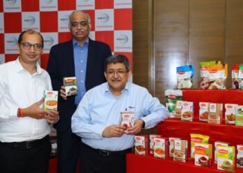 (L-R) Mr. Sachin Bansal, Mr. Anil Chugh and Mr. Vineet Agrawal announced the acquisition of Nirapara today at a press conference in ITC Gardenia, Bangalore.