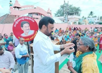 Bajrang foundation CEO Mr Ambati Murali Krishna distributing free eye wear to Elderly

 