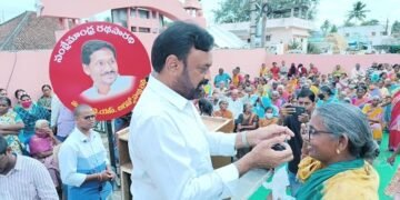 Bajrang foundation CEO Mr Ambati Murali Krishna distributing free eye wear to Elderly 