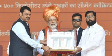 PM at the launch of the development projects and transfers benefits under PM-SVANidhi, in Mumbai, Maharashtra on January 19, 2023.