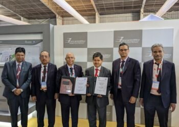 Mr Bhanu Prakash Srivastava, CMD, BEL, and Mr Brajesh Kumar Upadhyay, CMD, GSL, exchange the MoU documents signed between BEL and GSL at Aero India in the presence of Mr Vinay Kumar Katyal, Director (Bangalore Complex), Mr Manoj Jain, Director (R&D), Mr Damodar Bhattad, Director (Finance), and other senior officers of BEL and GSL.